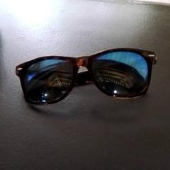 색안경 Bruine zonnebril met blauwe glazen, iLost를 사용하여 Apenheul에 보고됨
