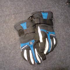 Luvas, como reportado por SnowWorld Landgraaf utilizando o iLost