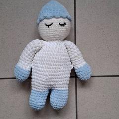 Ölelős pofon en laine blanc et bleu ciel, amint azt ilévia az iLost segítségével jelentette.