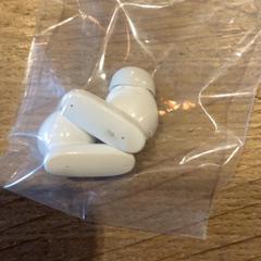 Earbud White، كما تم الإبلاغ عنه بواسطة MEININGER Hotel Amsterdam City West عبر iLost