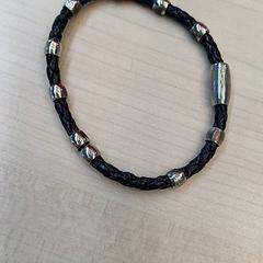 Bracelet Noir et argenté, a été signalé par IKEA Lille utilisant iLost