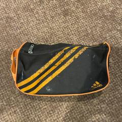 Toilettas Zwart Oranje, como reportado por Van der Valk Hotel Apeldoorn - De Cantharel utilizando o iLost