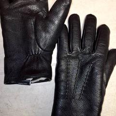 Guanti Zwart leer, come riportato da Qbuzz DMG utilizzando iLost