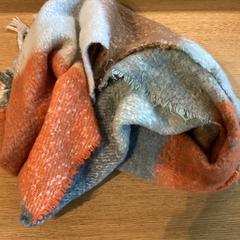 Sjaal Grijs oranje wit, som rapportert av Stad Hasselt ved bruk av iLost