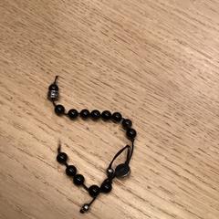 Karkötő Zwarte kralen, amint azt Poppodium 013 az iLost segítségével jelentette.