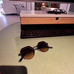 Eguzkitako betaurrekoak, gisa salatu by IKEA Villiers-sur-Marne iLost erabiliz