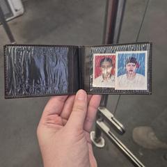 Brown wallet with pictures, amint azt az iLostnak jelentették.