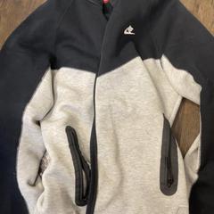 السترة، كما تم الإبلاغ عنه بواسطة Inntel Hotels Amsterdam Centre عبر iLost