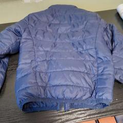 سترة بومبر bleu marine، كما تم الإبلاغ عنه بواسطة TCL عبر iLost