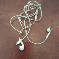 Tampões auriculares, como reportado por Hotel Arena utilizando o iLost