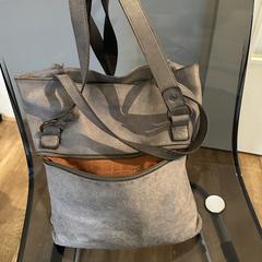 Schoudertas met o.a. portemonnee, jak zgłoszono do iLost