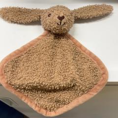 Plüss pofon konijn, amint azt IKEA Utrecht az iLost segítségével jelentette.