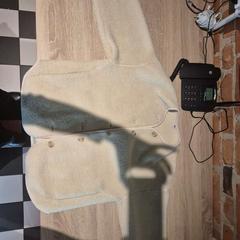 Mueble beige jacket from uniqlo, ha sido reportado por MEININGER Hotel Kraków Centrum con iLost