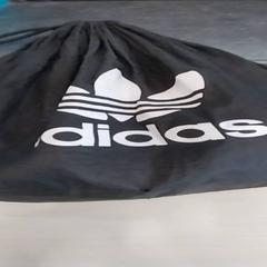 Sac en nylon zwart adidas, a été signalé par Arriva Limburg Zuid utilisant iLost