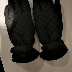 手袋 がiLostで Bibliotheek Neude (Utrecht) によって報告されました