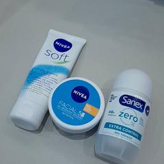 세면도구 Blue and white, iLost를 사용하여 Van der Valk Hotel Schiphol에 보고됨