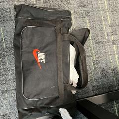 Borsa Weekendtas zwart, Nike, come riportato da Connexxion Noord Holland Noord Alkmaar utilizzando iLost