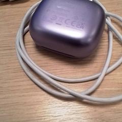 Aurikularretarako euskarria Lila, gisa salatu by Qbuzz Fryslân iLost erabiliz