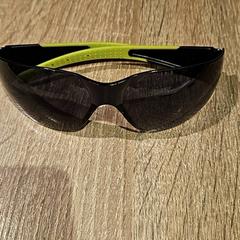 Des lunettes de soleil, a été signalé par Van der Valk Hotel Apeldoorn - De Cantharel utilisant iLost