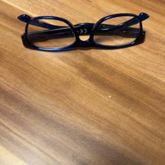 Briller Donker Blauw, som rapportert av Pathé Buitenhof ved bruk av iLost