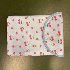 Ordenagailu eramangarriaren estalkia lichtblauw met kersen-print, gisa salatu by Universiteitsbibliotheek Universiteitskwartier iLost erabiliz