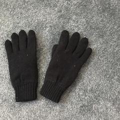 Zwarte wollen handschoenen, como reportado ao iLost