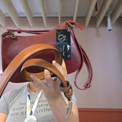 Borsa Red leather bag and brown belt, come riportato da MEININGER Hotel Venezia Mestre utilizzando iLost
