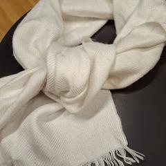 Sciarpa echarpe, come riportato da IKEA Nice Saint Isidore utilizzando iLost