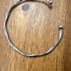 팔찌 Zilver, iLost를 사용하여 Universiteitsbibliotheek Universiteitskwartier에 보고됨