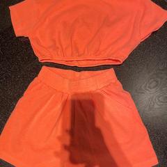 Kleding oranje, gisa salatu by Hotel Van der Valk Harderwijk op de Veluwe iLost erabiliz