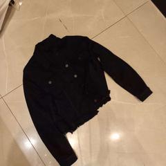 Chaqueta denim zwart, segundo informou Van der Valk Hotel Gorinchem usando iLost