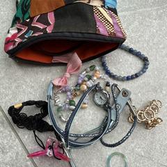 Tasje met armbandjes en haarclips, ha sido reportado a iLost