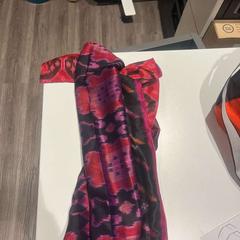 Bufanda black, purple, red, ha sido reportado por Amsterdam ID Aparthotel con iLost