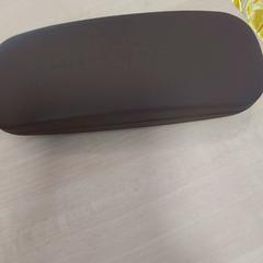 Caixa de óculos etui, como reportado por IKEA Strasbourg utilizando o iLost