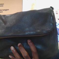 Shoulder bag zwart met gouden rits en acenten, as reported by Winkelcentrum Vier Meren en Polderplein using iLost
