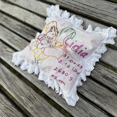 A pillow made for a baby named Lidia, segons s'ha informat a iLost