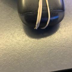 Earpods zwart oiramo, come riportato da Eindhoven Airport utilizzando iLost