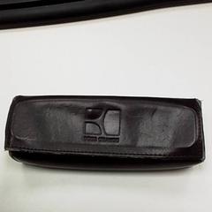 Portaocchiali con occhiali, come riportato da ilévia utilizzando iLost