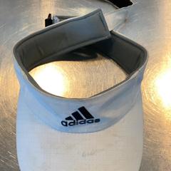 Cappellino da baseball White, come riportato da MEININGER Hotel Heidelberg Hauptbahnhof utilizzando iLost