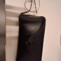 Szemüveg de vue + etui, amint azt IKEA Hénin-Beaumont az iLost segítségével jelentette.