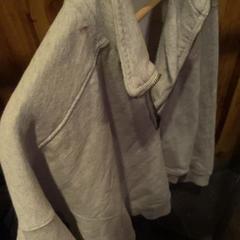 Genser grey zip, som rapportert av Club Nyx/Exit Café ved bruk av iLost