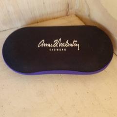 Custodia per gli occhiali Donker Blauw, come riportato da DierenPark Amersfoort utilizzando iLost