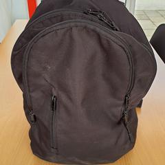 Zwarte rugzak, som rapportert av ParkShuttle Rotterdam ved bruk av iLost