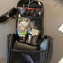 Ulleres de sol & Necesser, segons ha informat MEININGER Hotel München City Center mitjançant iLost