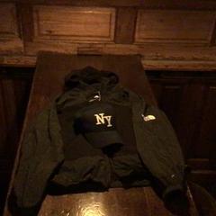 Txamarra & Txapel North face jas en pet uit kluisje, gisa salatu by Café Leentje iLost erabiliz