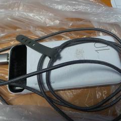 Adaptador & Banco de enerxía, segundo informou Carlton Beach Hotel usando iLost