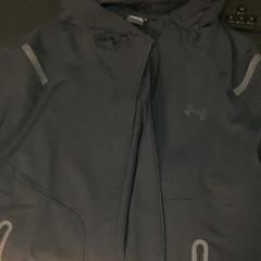 Jaqueta Under armour, segons ha informat Van der Valk Hotel Heerlen mitjançant iLost