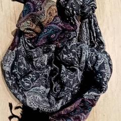 Vestiario Sjaal, come riportato da Regio Antwerpen - Brussel utilizzando iLost