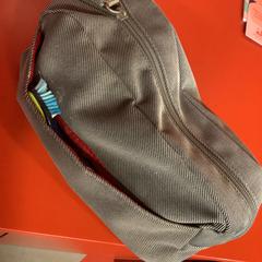Toilet bag Gray, zoals gemeld door MEININGER Hotel Bordeaux Gare Saint-Jean met iLost