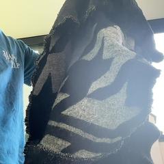 Kendő Zwart met witte accenten, amint azt Regio Limburg - Leuven az iLost segítségével jelentette.